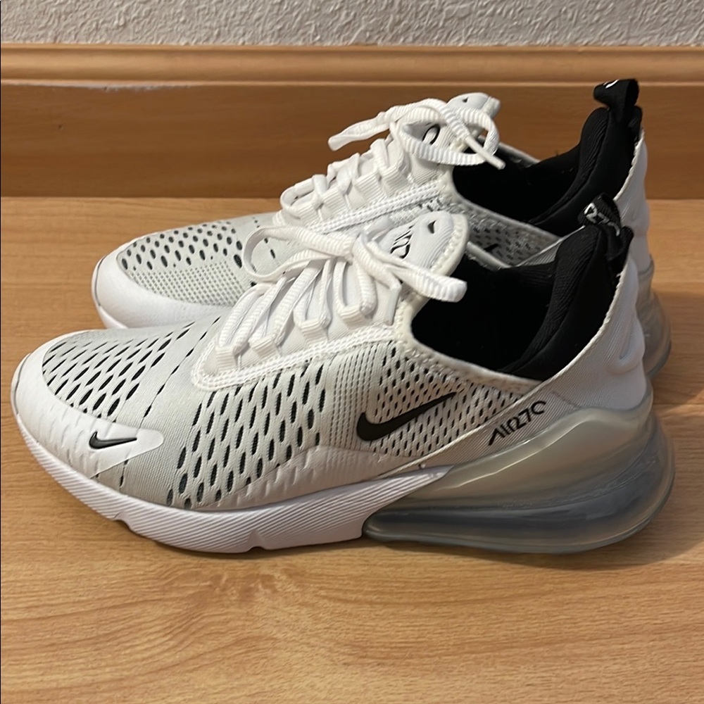 Women’s Nike White Black Sneakers with Air Max 270 Cushioning - Picture 2 of 7
